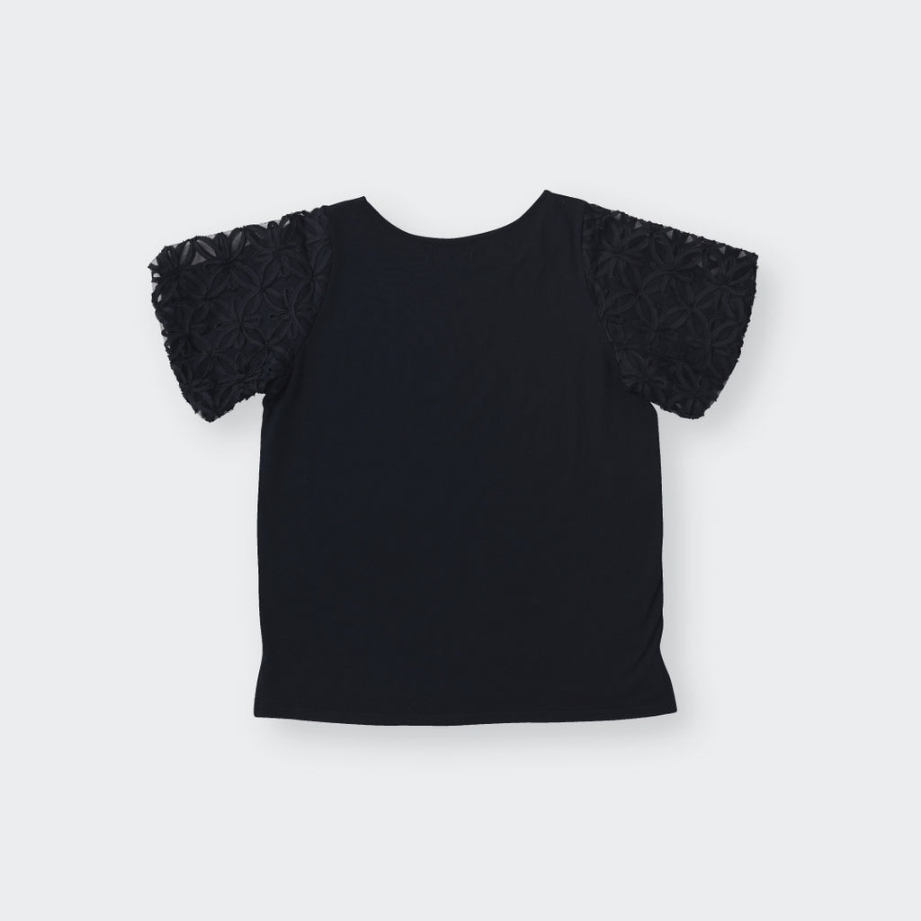 เสื้อยืดแขนลูกไม้ดอกไม้ – เรียบๆ แต่แขนโดดเด่น