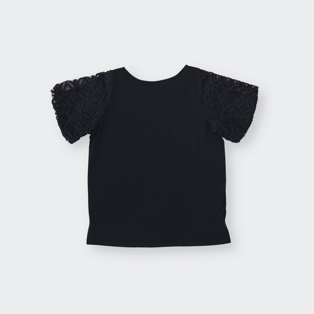 เสื้อยืดแขนลูกไม้ดอกไม้ – เรียบๆ แต่แขนโดดเด่น