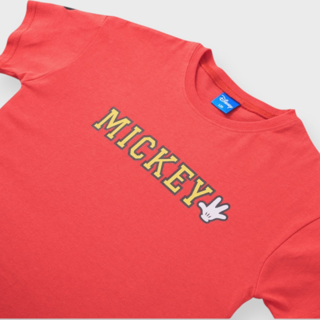 เสื้อยืดเด็กมิกกี้เมาส์ สีแดงสด – คิวท์แบบคลาสสิก น่ารักแบบดิสนีย์