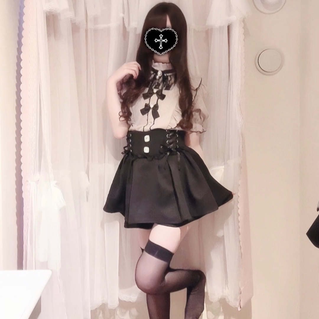 Majoretty x Kokone - เสื้อเบลาส์แขนตุ๊กตา ดีเทลระบายไหล่และโบว์คู่สุดคิวท์ สไตล์หวานน่ารัก