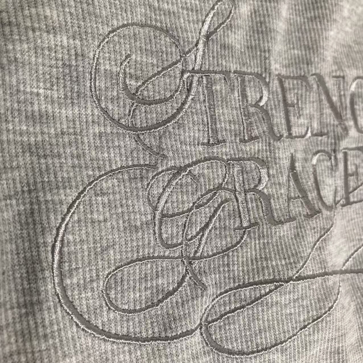 WOMEN’S EMBROIDERED LETTERING SIDE RUCHED LONG SLEEVE CROP TOP GRAY