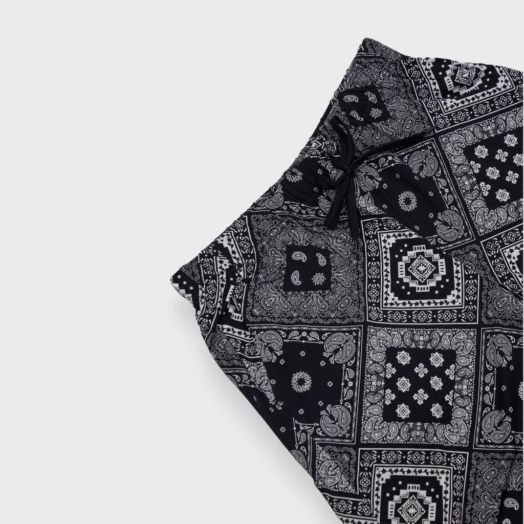 กางเกงขาสั้นลาย Bandana ผ้านุ่ม ใส่สบาย เท่แบบไม่ต้องพยายาม