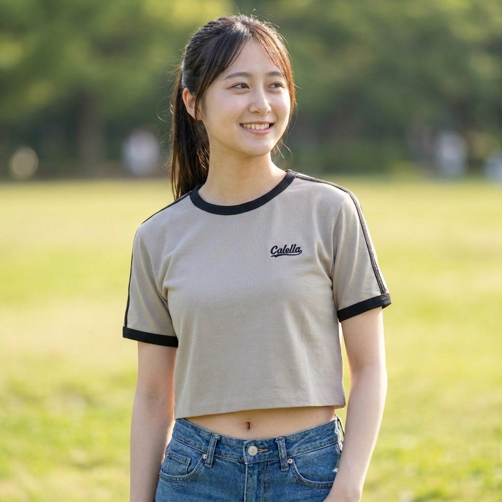 เสื้อยืด “Calella Cool Girl Tee” – ลุคเท่แบบคลาสสิก แต่ความเผ็ชยังเหมือนเดิม
