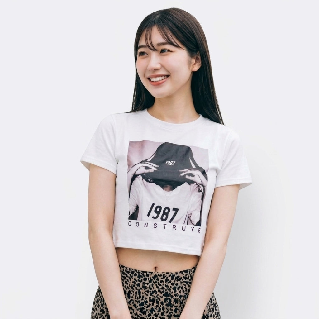 WOMEN'S FITTED GRAPHIC-PRINT T-SHIRT