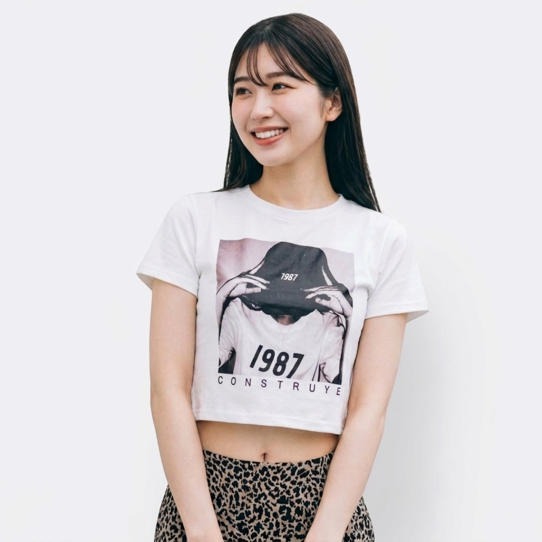 WOMEN'S FITTED GRAPHIC-PRINT T-SHIRT