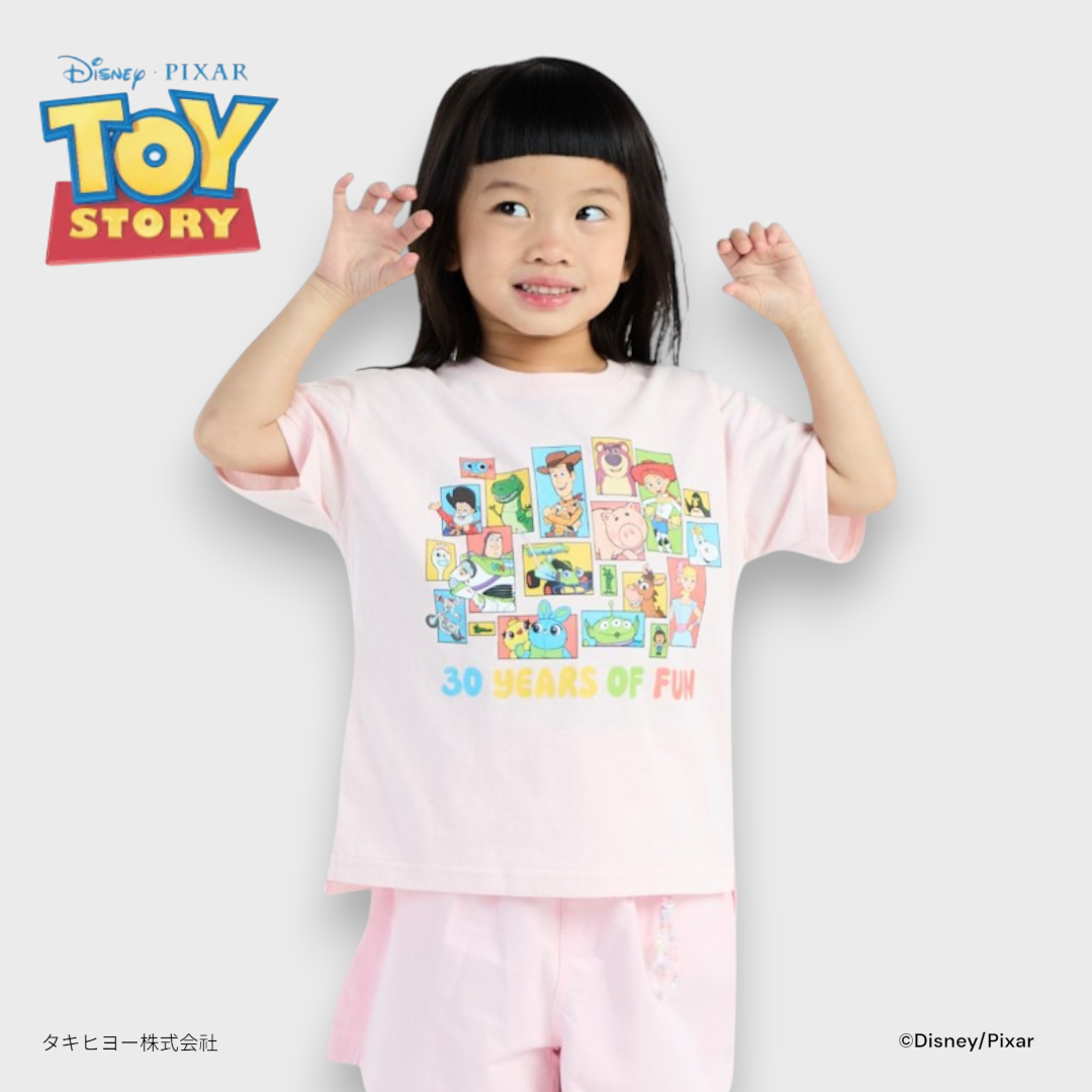 Kids (Size 130-150) เสื้อยืดเด็กสีครีม 30 Years of Fun รวมแก๊งของเล่นสุดป่วน ใส่แล้วความสนุกพุ่ง!
