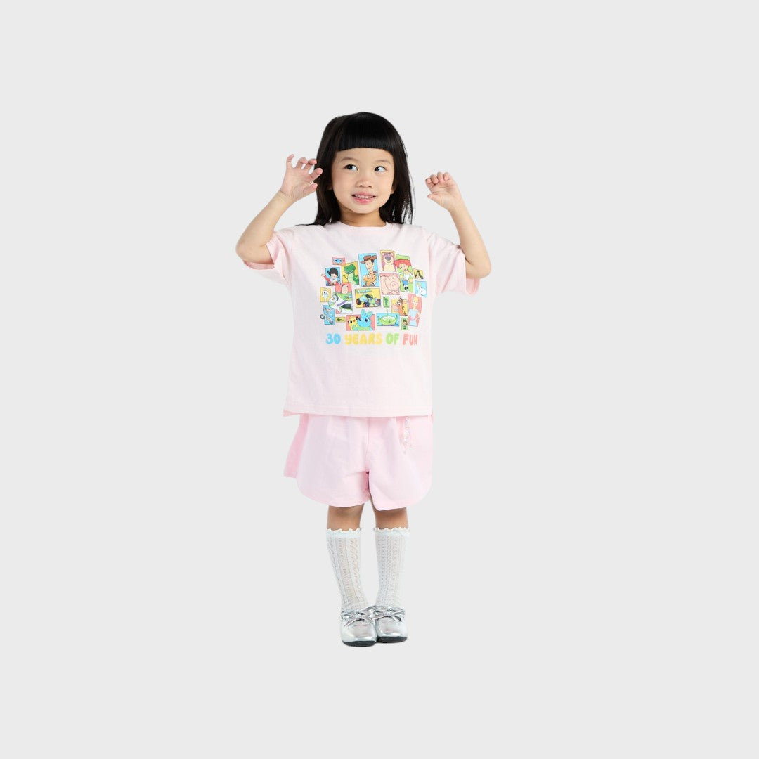 Kids (Size 130-150) เสื้อยืดเด็กสีครีม 30 Years of Fun รวมแก๊งของเล่นสุดป่วน ใส่แล้วความสนุกพุ่ง!