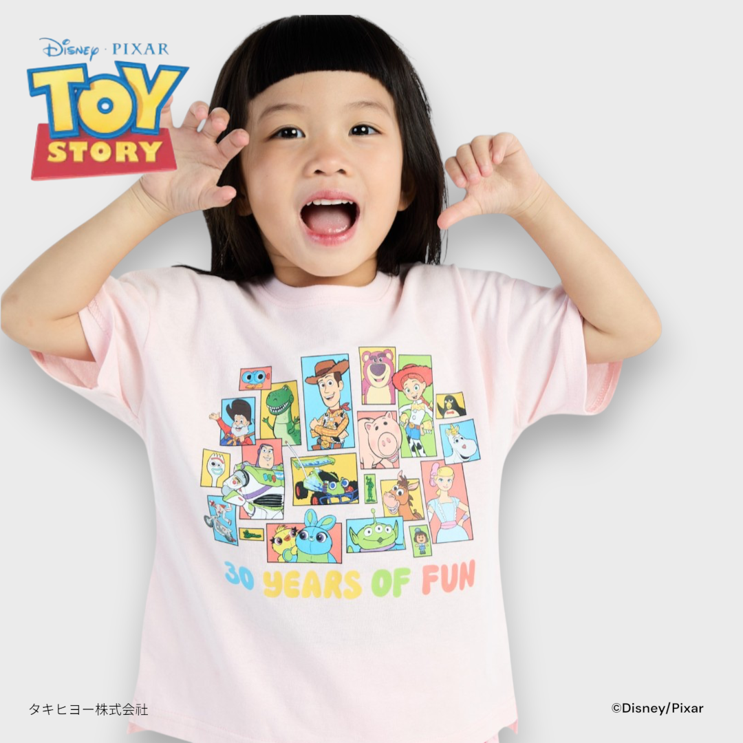 Kids (Size 130-150) เสื้อยืดเด็กสีครีม 30 Years of Fun รวมแก๊งของเล่นสุดป่วน ใส่แล้วความสนุกพุ่ง!