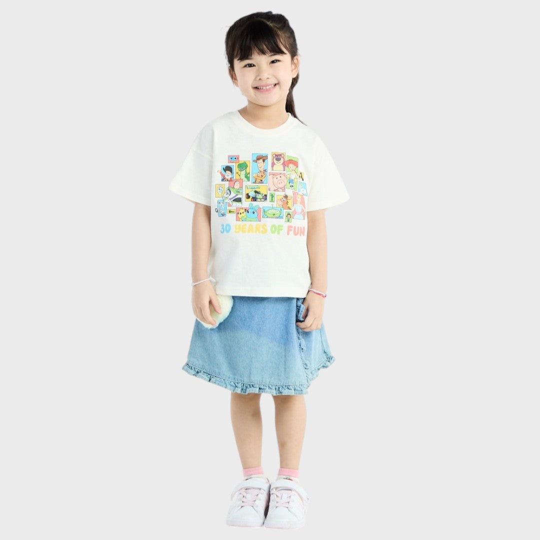 Kids (Size 130-150) เสื้อยืดเด็กสีครีม 30 Years of Fun รวมแก๊งของเล่นสุดป่วน ใส่แล้วความสนุกพุ่ง!