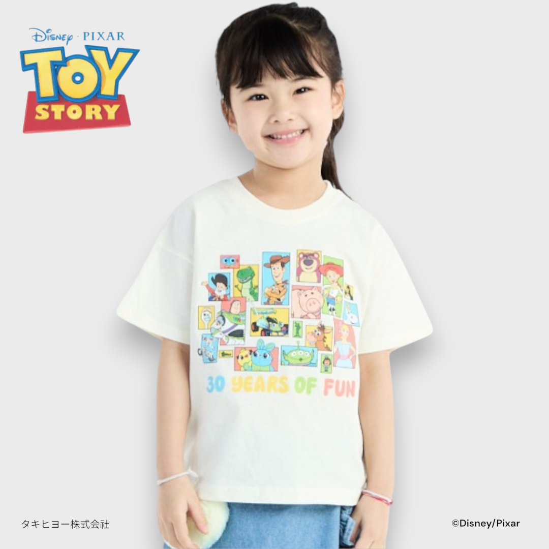 Kids (Size 130-150) เสื้อยืดเด็กสีครีม 30 Years of Fun รวมแก๊งของเล่นสุดป่วน ใส่แล้วความสนุกพุ่ง!