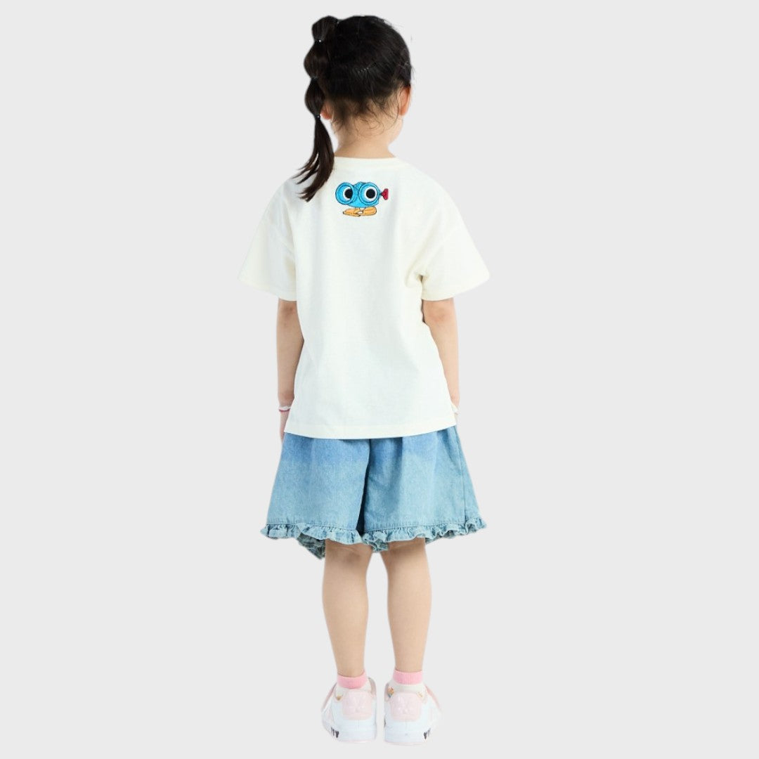 Kids (Size 130-150) เสื้อยืดเด็กสีครีม 30 Years of Fun รวมแก๊งของเล่นสุดป่วน ใส่แล้วความสนุกพุ่ง!