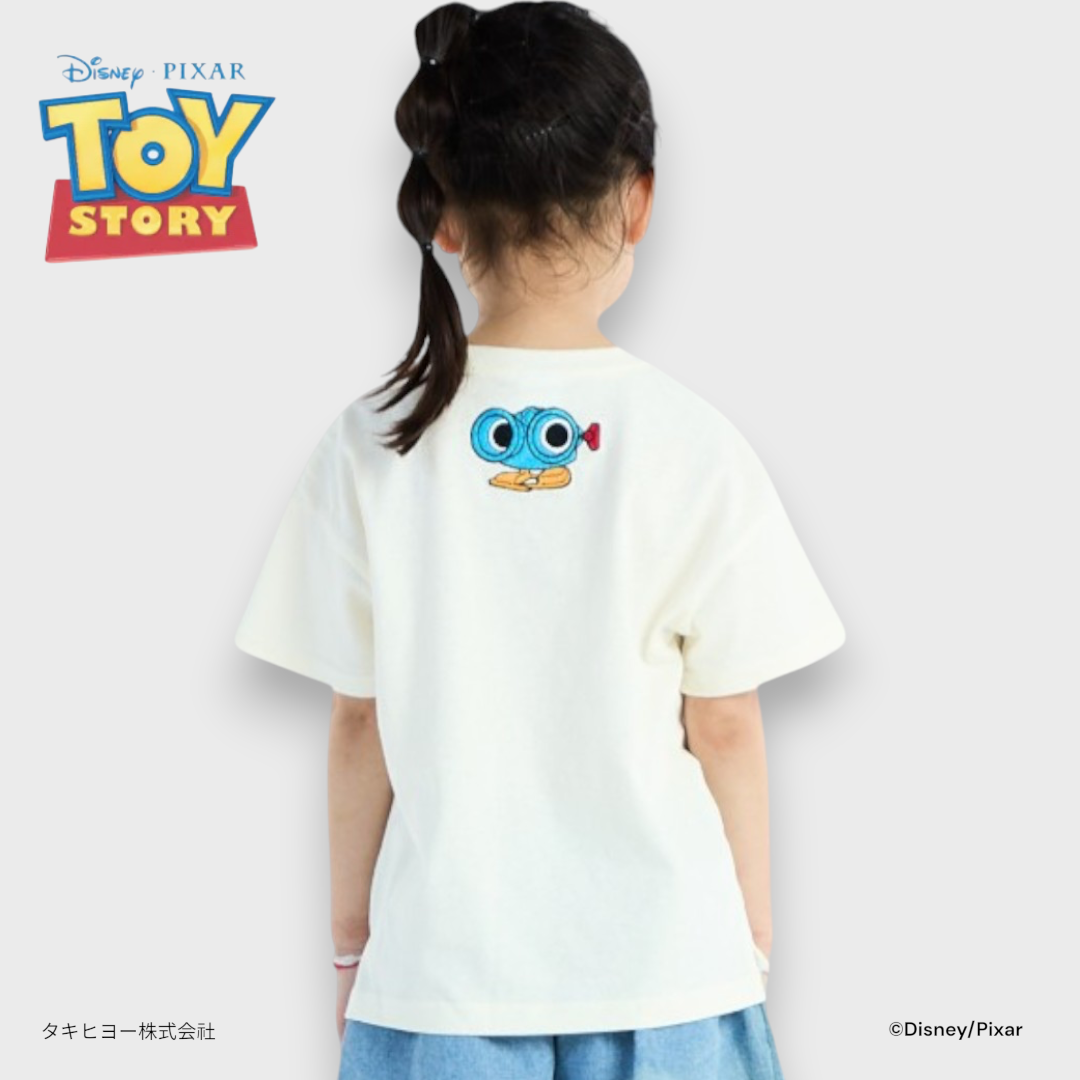 Kids (Size 130-150) เสื้อยืดเด็กสีครีม 30 Years of Fun รวมแก๊งของเล่นสุดป่วน ใส่แล้วความสนุกพุ่ง!