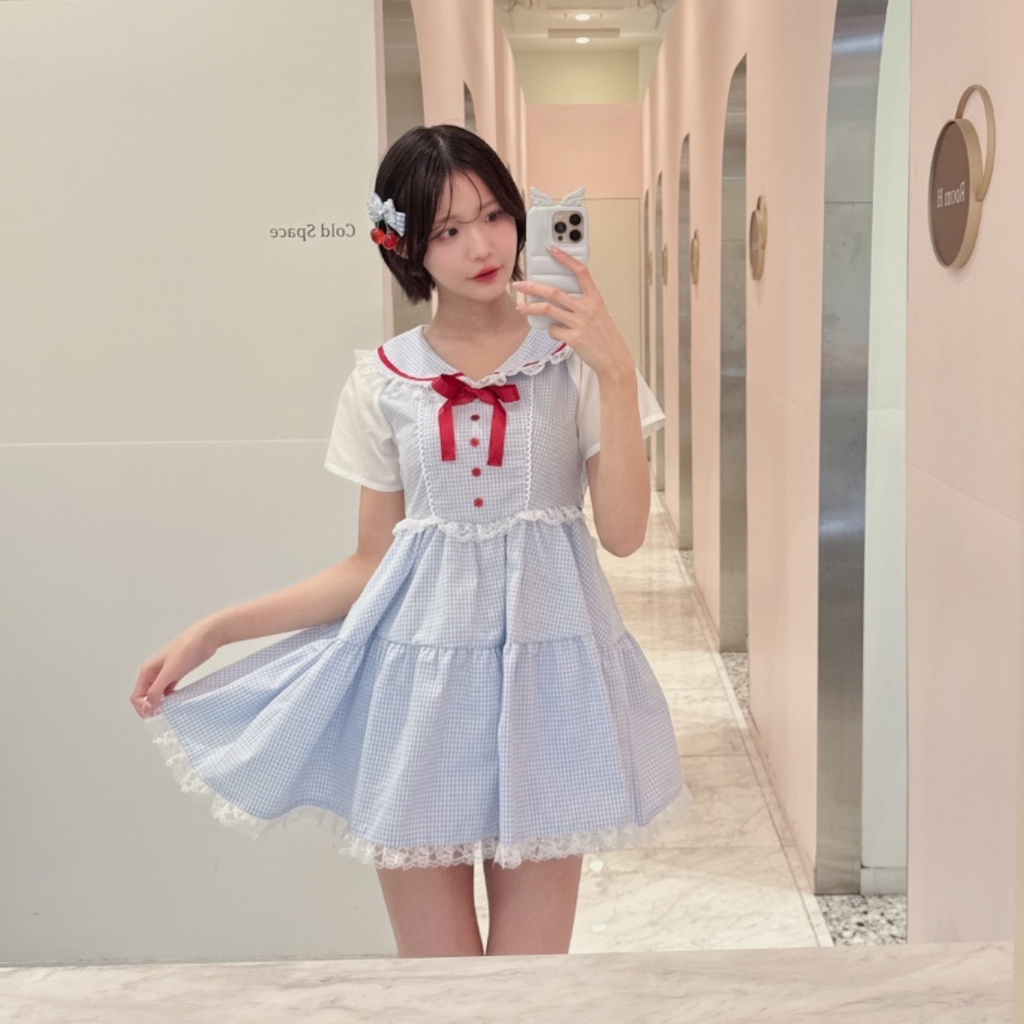 Majoretty x Airi - เดรสลายสก็อตสีฟ้าปกกะลาสี แต่งลูกไม้ลุคหวานละมุน
