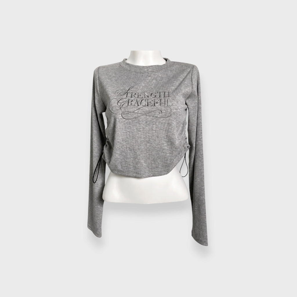 WOMEN’S EMBROIDERED LETTERING SIDE RUCHED LONG SLEEVE CROP TOP GRAY