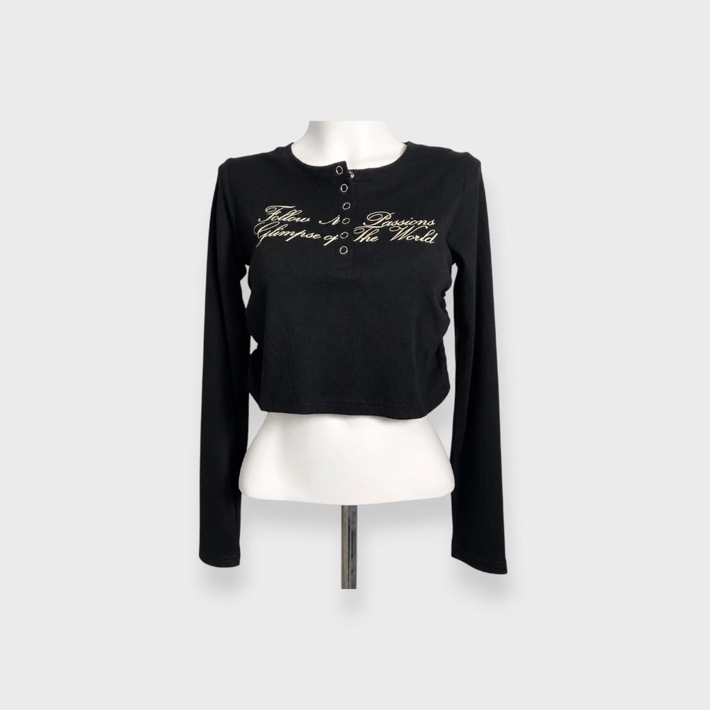 WOMEN’S SCRIPT PRINT RIBBED HENLEY CROP TOP