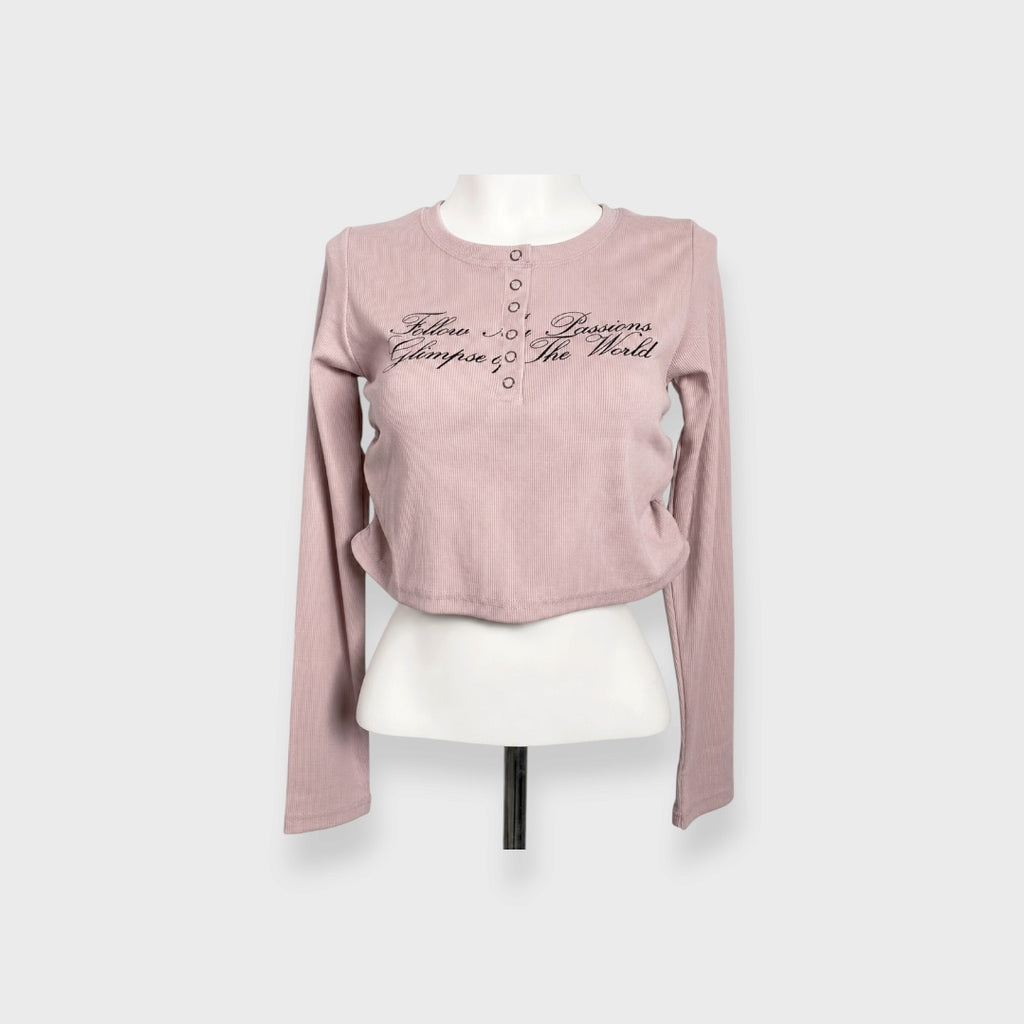 WOMEN’S SCRIPT PRINT RIBBED HENLEY CROP TOP