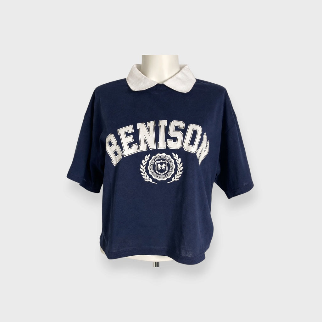 WOMEN’S BENISON COLLEGE GRAPHIC COLLARED CROPPED T-SHIRT