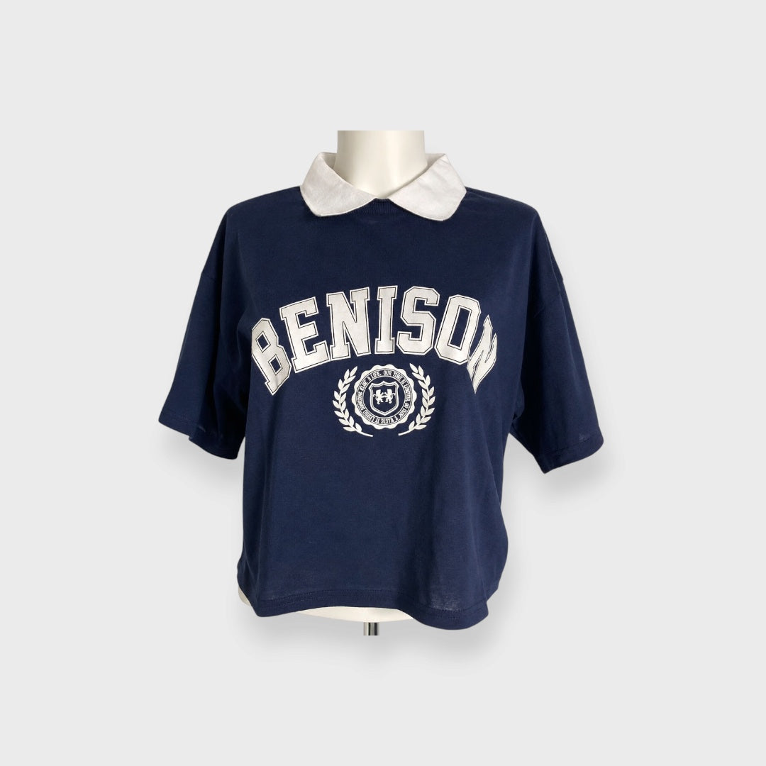 WOMEN’S BENISON COLLEGE GRAPHIC COLLARED CROPPED T-SHIRT