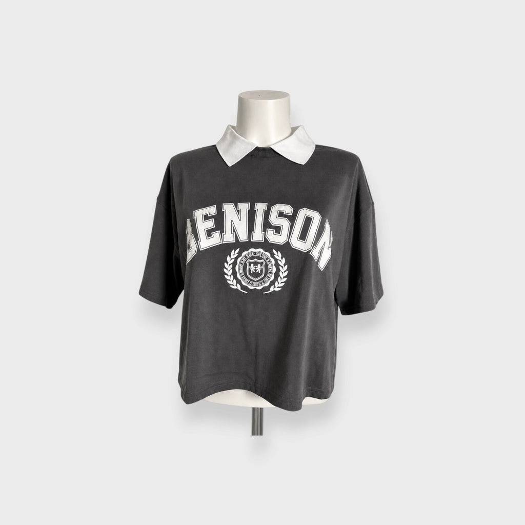 WOMEN’S BENISON COLLEGE GRAPHIC COLLARED CROPPED T-SHIRT