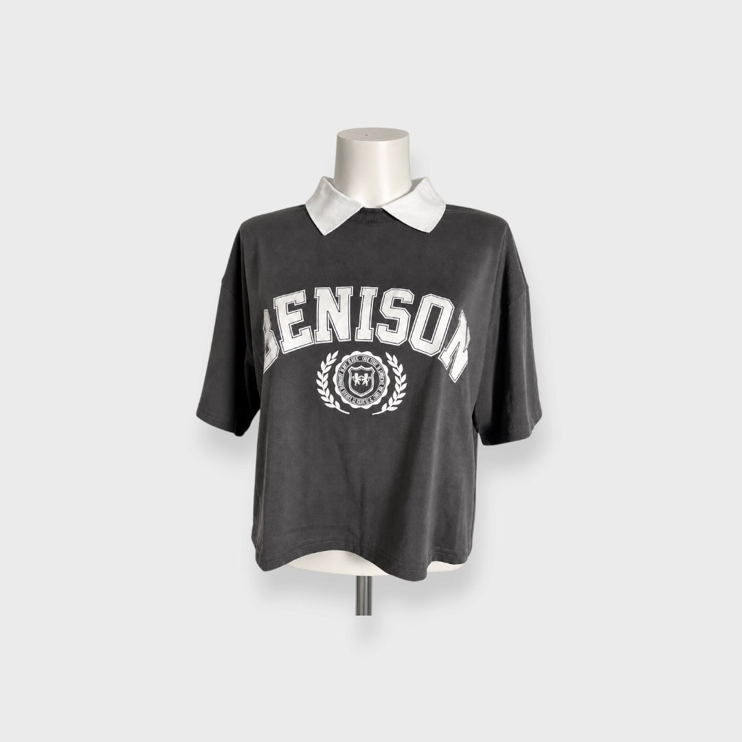 WOMEN’S BENISON COLLEGE GRAPHIC COLLARED CROPPED T-SHIRT