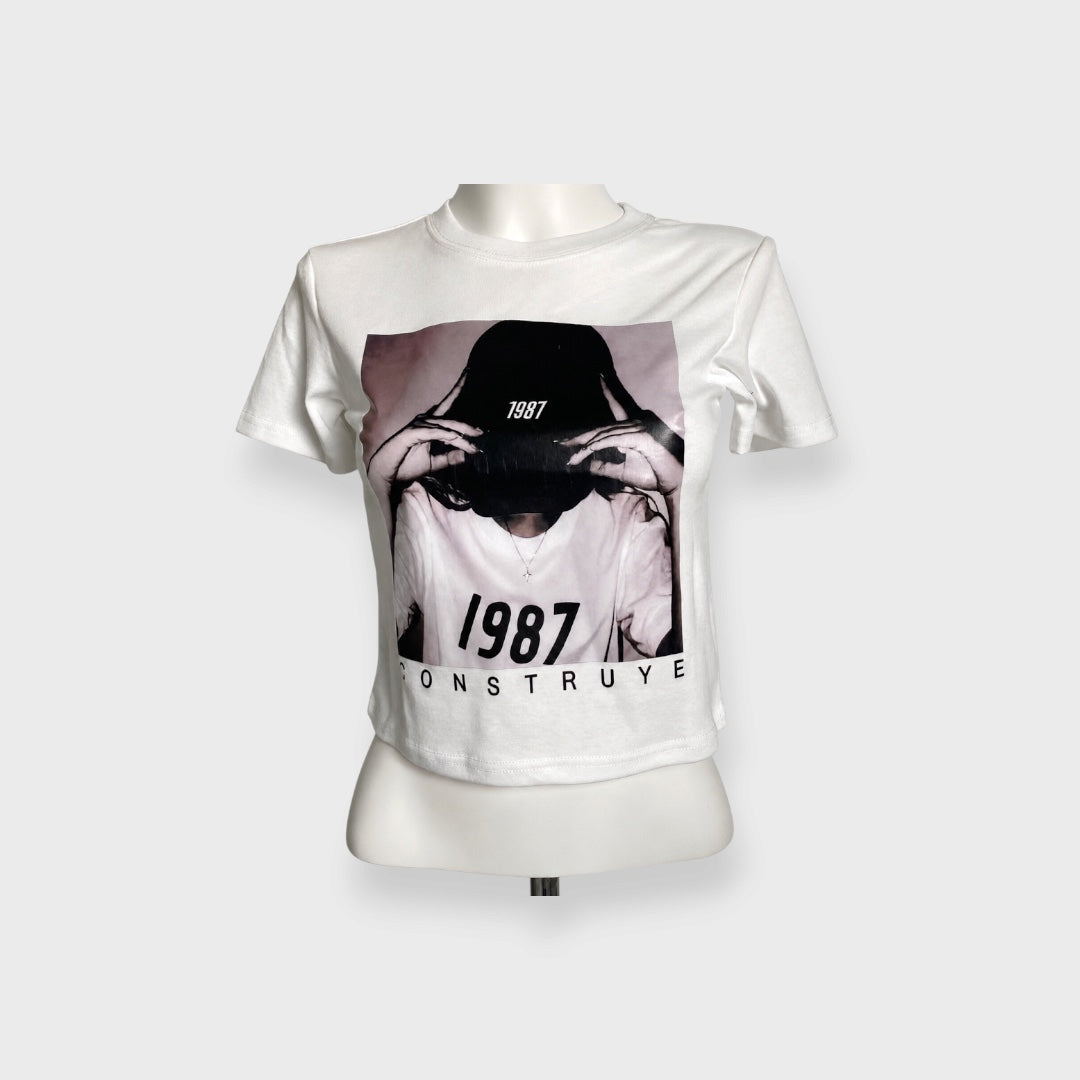 WOMEN'S FITTED GRAPHIC-PRINT T-SHIRT