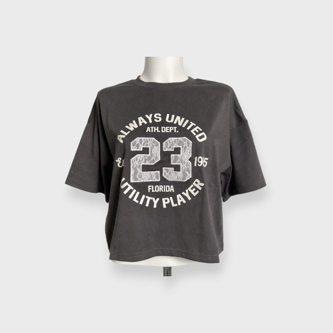 WOMEN’S ALWAYS UNITED 23 LACE APPLIQUÉ COLLEGE GRAPHIC CROPPED T-SHIRT
