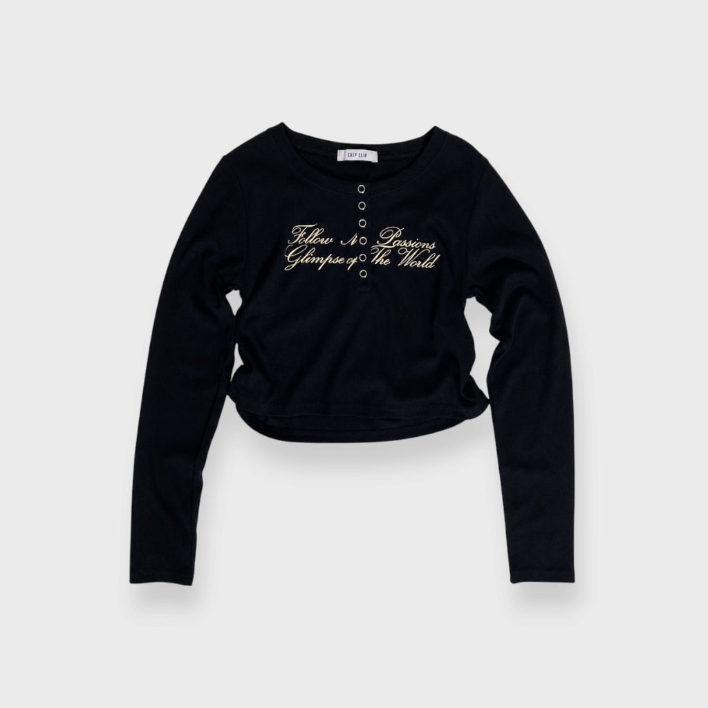 WOMEN’S SCRIPT PRINT RIBBED HENLEY CROP TOP