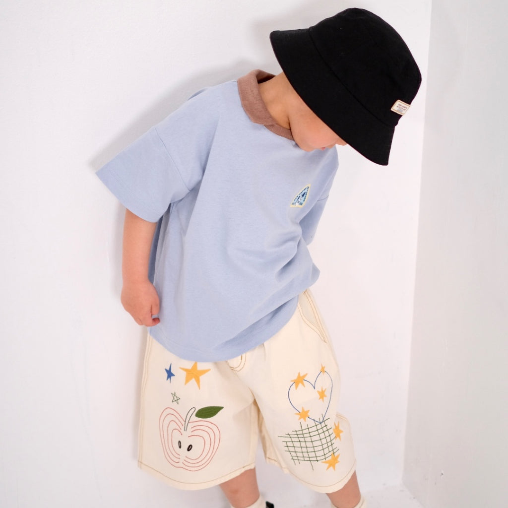 Kids (Size 100-120cm) กางเกงขาสั้นอวยืดพิมพ์ลายกราฟิกแอปเปิ้ลและดวงดาว แฟชั่นสไตล์สตรีทมินิมอล